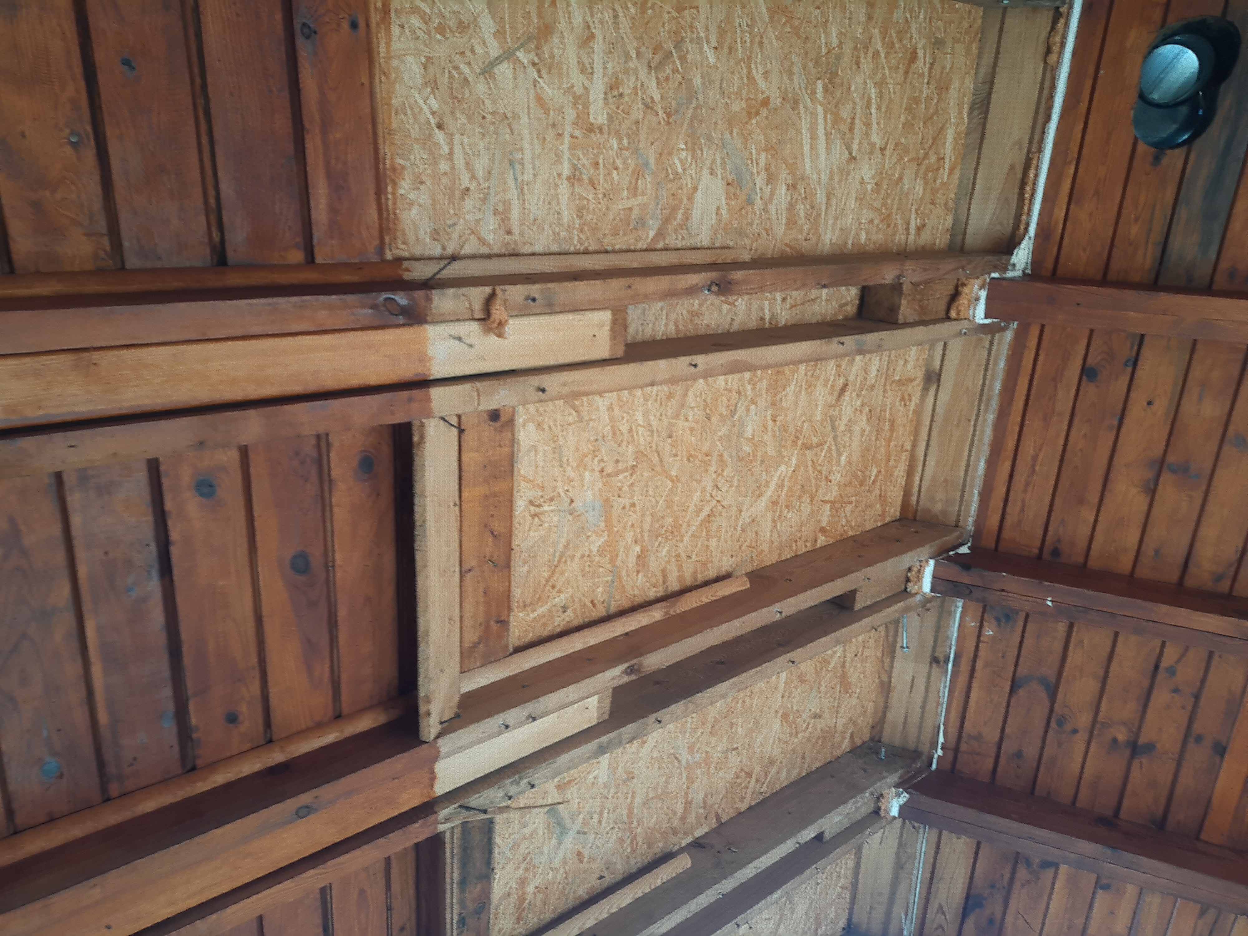 Źródło α – łódeczka z listewkami i wypełnieniem