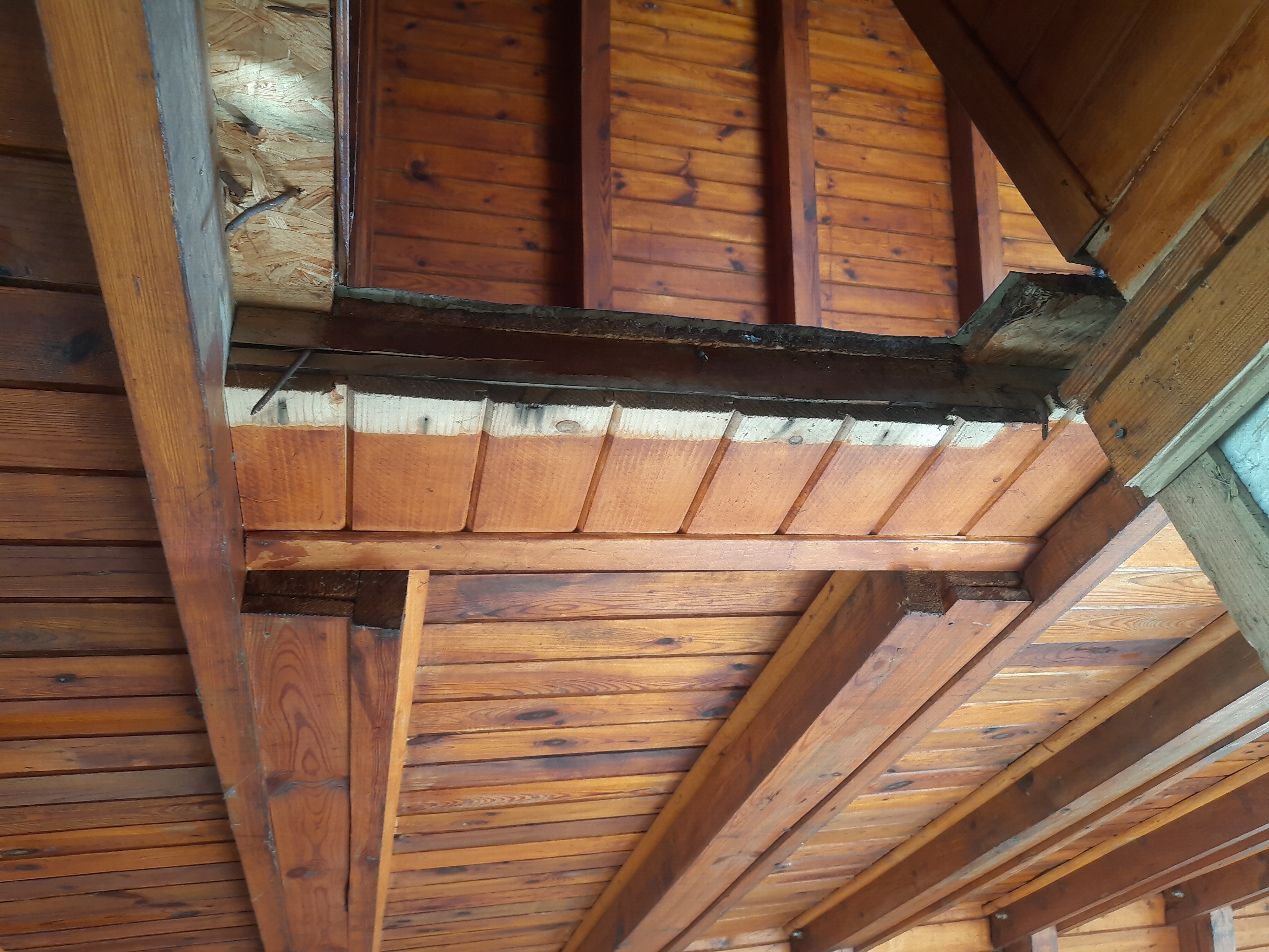 Źródło α – brak dwóch jętek przy schodach