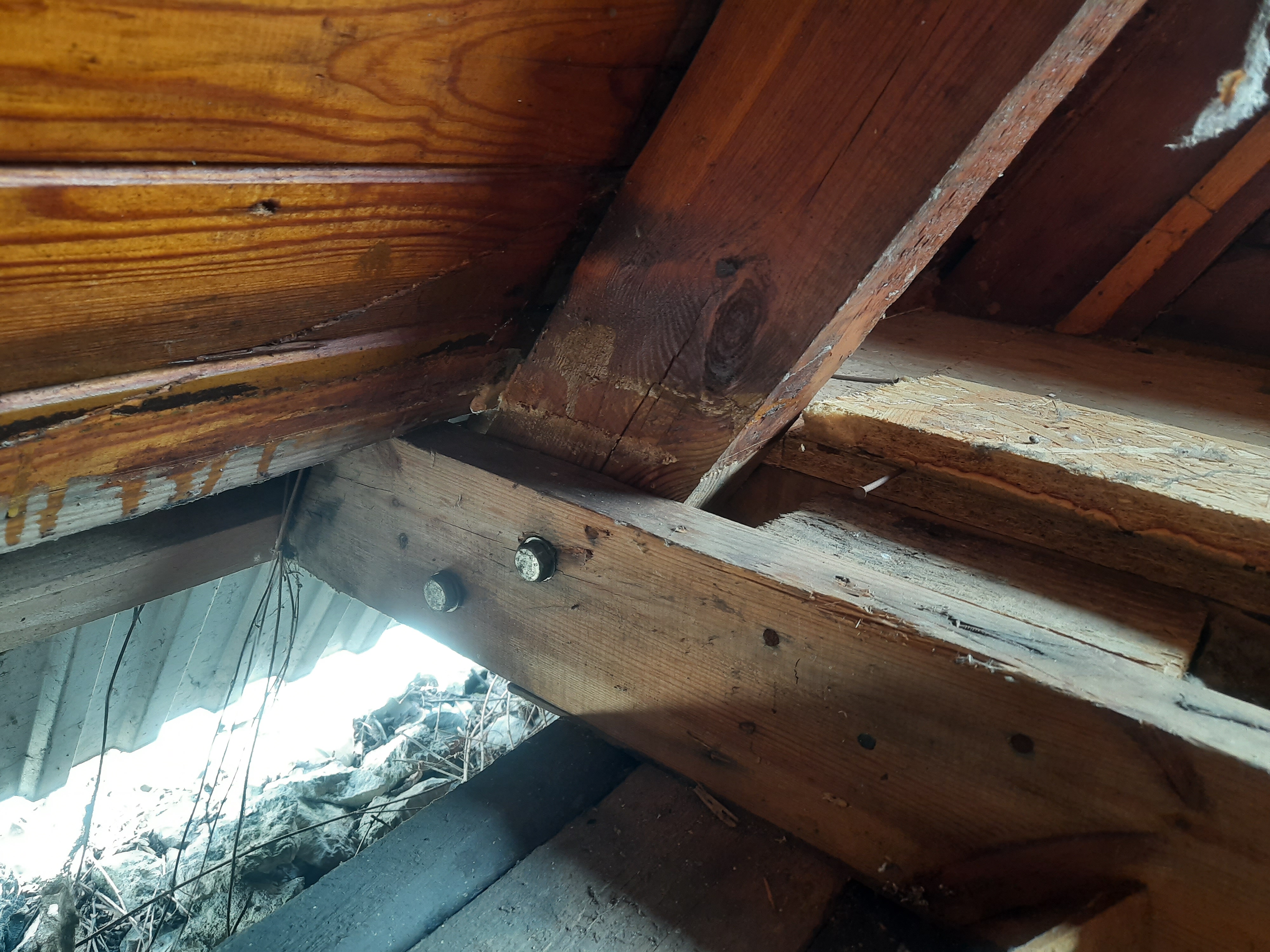 Źródło α – łączenie krokwi z legarami