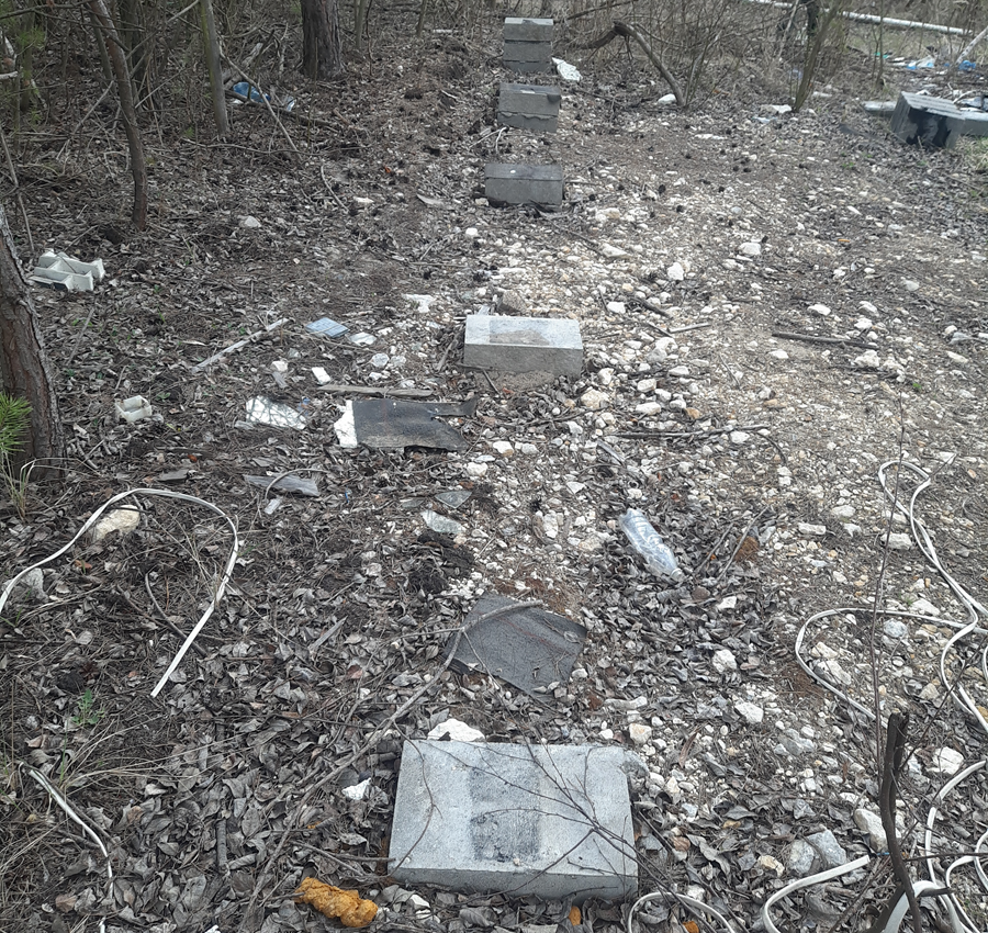 Źródło α – Słupki po rozebraniu domku w Parku miniatur