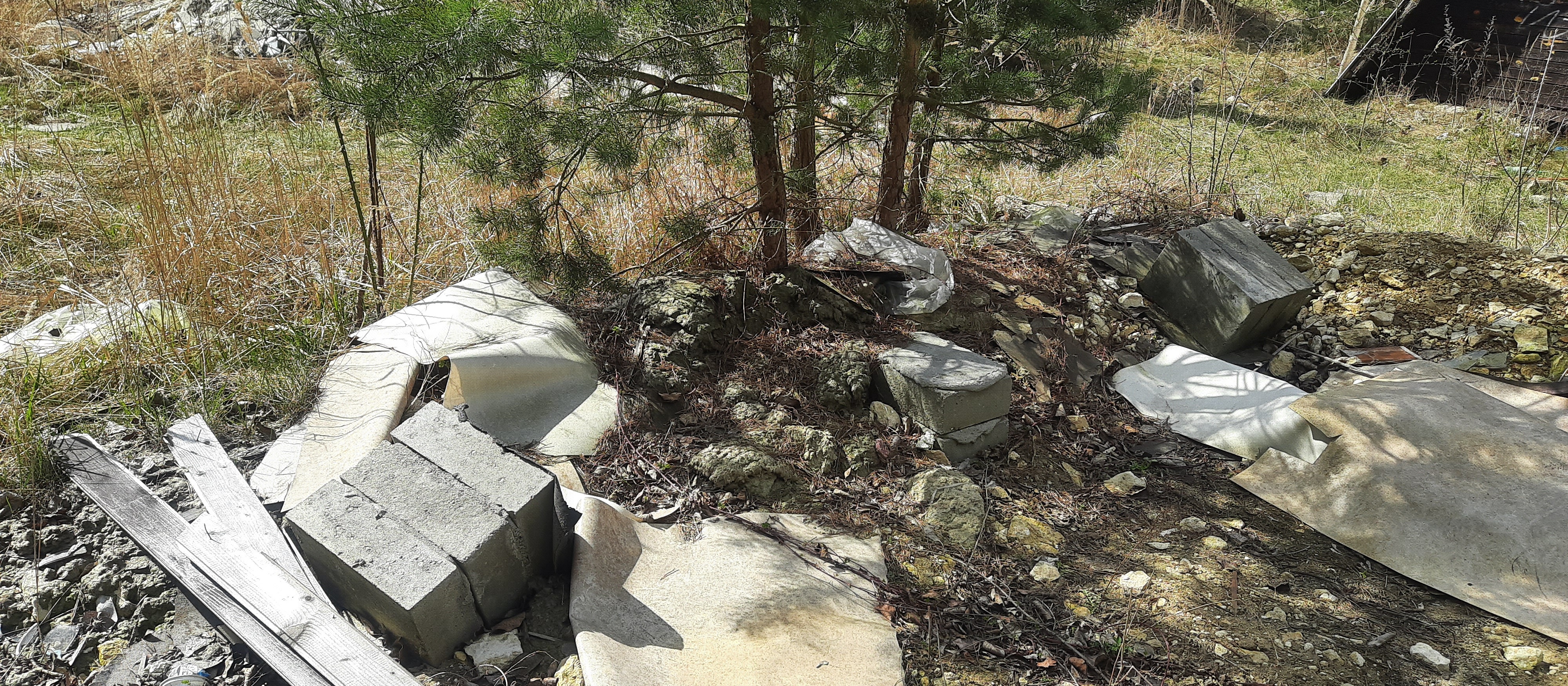 Źródło α – Słupki po rozebraniu domku w Parku miniatur