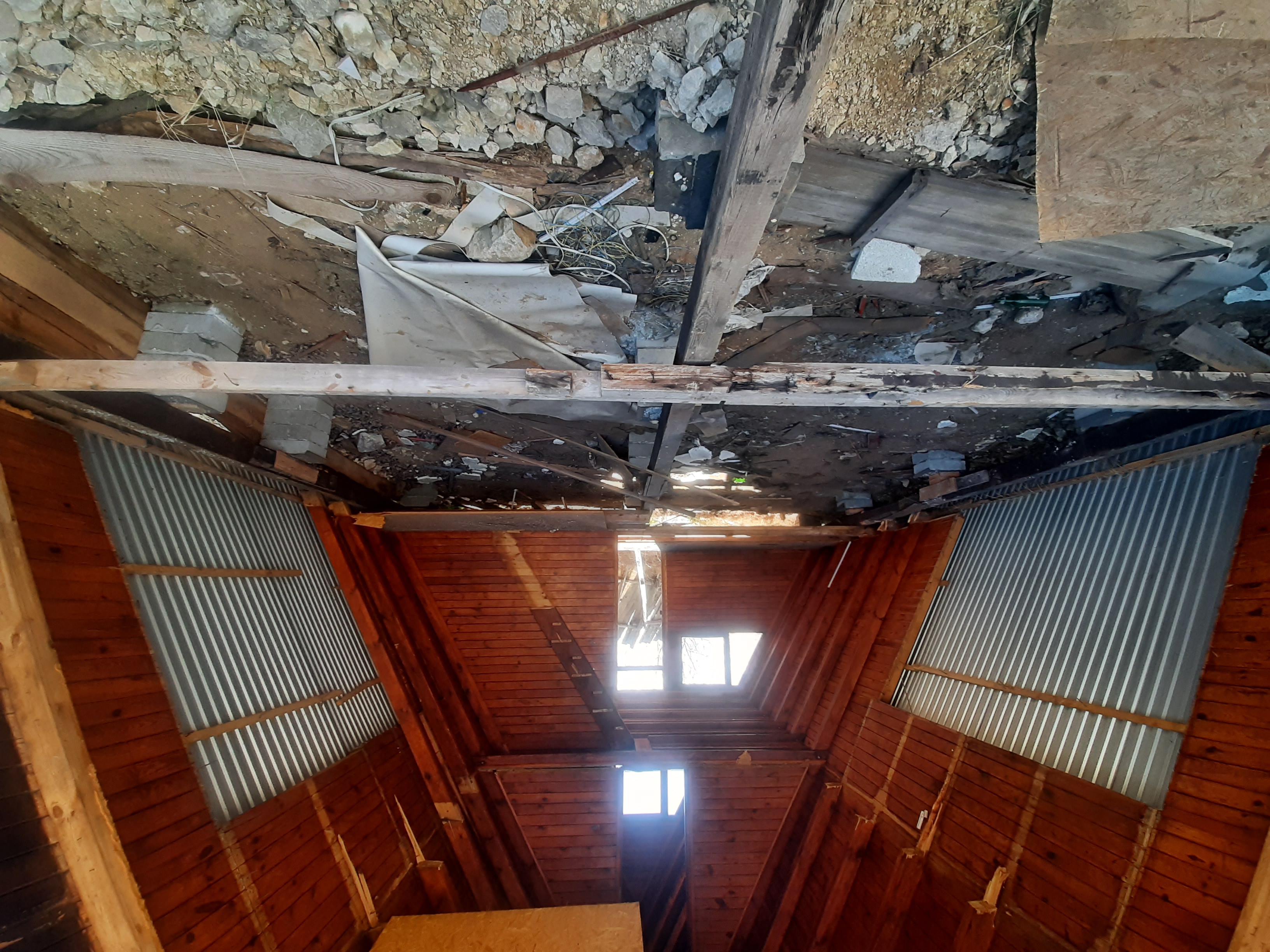 Źródło α – Słupki, legarska i legary po rozebraniu podłogi