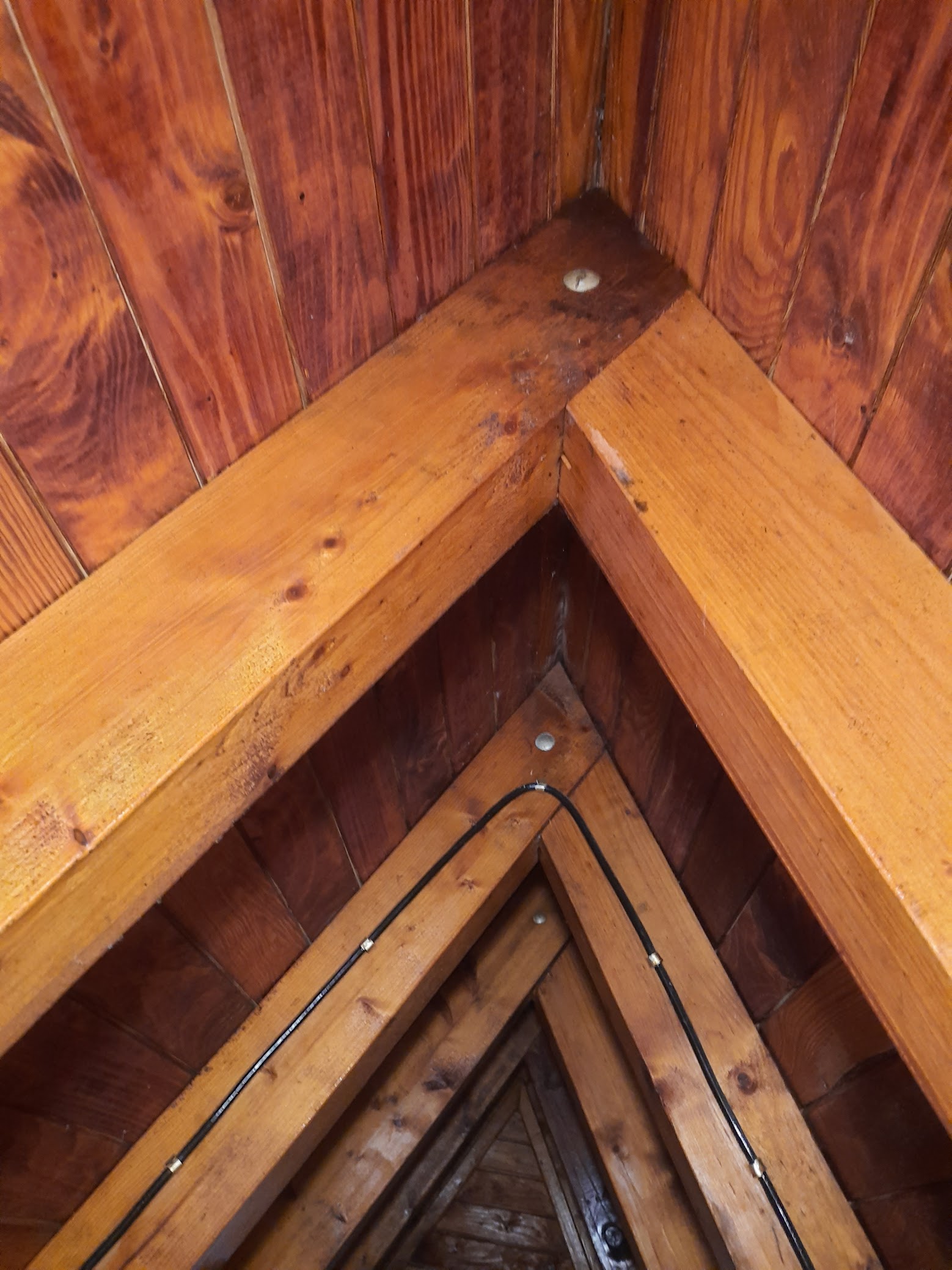 Źródło α – łączenie krokwi ze sobą na szczycie dachu