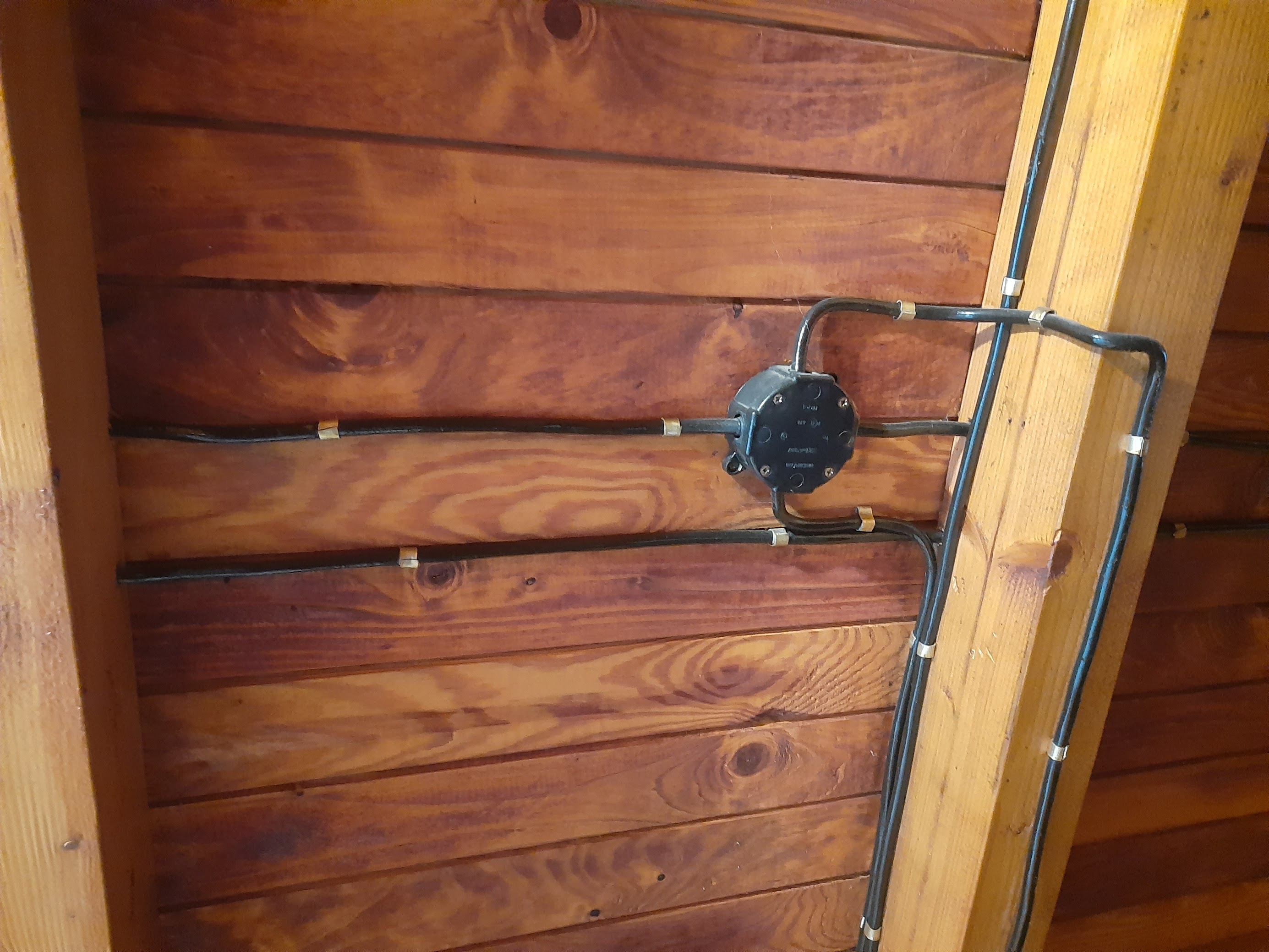 Źródło α – instalacja elektryczna